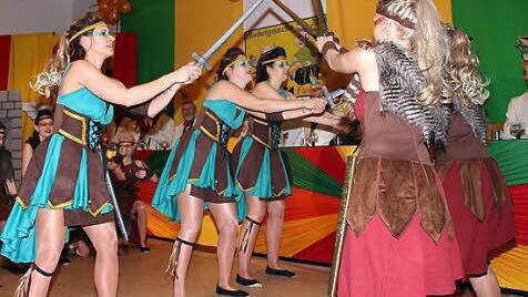 Die jungen Damen der Elferrats-Garde kamen nicht nur in ihren klassischen Kostümen auf die Bühne, sondern wie hier auch als Kriegerinnen.