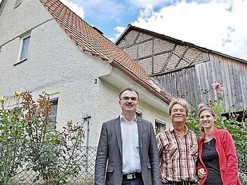 Ortstermin vor dem Schäfer-Haus mit Bürgermeister Harald Hofmann (links): Die Nachbarn Peter Kraus und Tochter Nadine wünschen sich den Erhalt des Gebäudes. Foto: Sigisdmund von Dobschütz