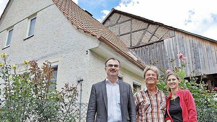 Ortstermin vor dem Schäfer-Haus mit Bürgermeister Harald Hofmann (links): Die Nachbarn Peter Kraus und Tochter Nadine wünschen sich den Erhalt des Gebäudes. Foto: Sigisdmund von Dobschütz