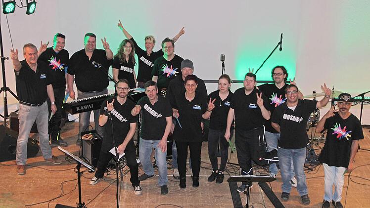 Zusammen stark: Band- und Crew-Mitglieder nach einem Mosaik-Auftritt Anfang 2017. Foto: Diana Fuchs
