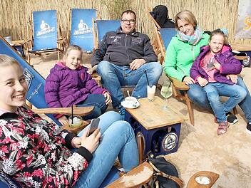 Bei der Eröffnung des Kaiserstrandes in Forchheim im Mai fröstelten die Besucher. In Herzogenaurach können sich die Wirte für eine solche Einrichtung auch nicht erwärmen.  Foto: Archiv