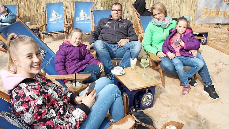 Bei der Eröffnung des Kaiserstrandes in Forchheim im Mai fröstelten die Besucher. In Herzogenaurach können sich die Wirte für eine solche Einrichtung auch nicht erwärmen.  Foto: Archiv