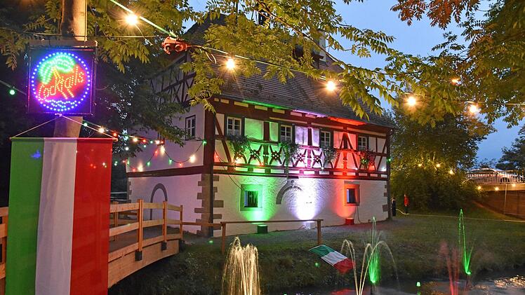 Die grün-weiß-rote Beleuchtung am alten Rathaus und die Wasserspiele in der Nassach zauberten ein schönes Ambiente.  Fotos: Ulrike Langer