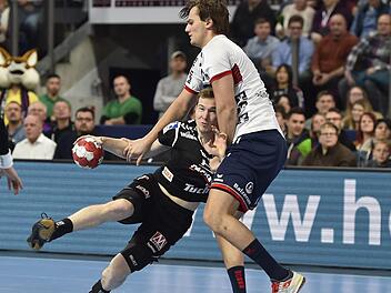 Das Duell zwischen dem Flensburger Magnus Roed  (re.) und dem Erlanger Jonas Link gibt die Kräfteverhältnisse zwischen der SG und den Mittelfranken wieder. Sportfoto Zink