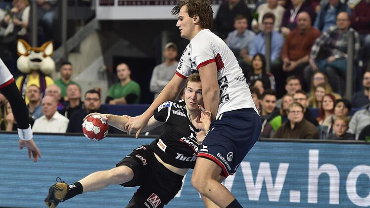 Das Duell zwischen dem Flensburger Magnus Roed  (re.) und dem Erlanger Jonas Link gibt die Kräfteverhältnisse zwischen der SG und den Mittelfranken wieder. Sportfoto Zink