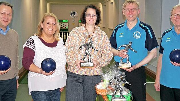 Der neue Vorstand und die Vereinsmeister der Bandl-Schieber Burgkunstadt (von links): stellvertretender Vorsitzender Thomas Gasper, Schriftf&uuml;hrerin Irene Jarcan, Vereinsmeisterin Stefanie Will, Vorsitzender, Vereinsmeister und deutscher Vizemeister Stefan Schneider sowie Schatzmeister und Gesch&auml;ftsf&uuml;hrer Horst Bormann. Es fehlt Jugendmeister Sebastian Will. Foto: Frank Gorille