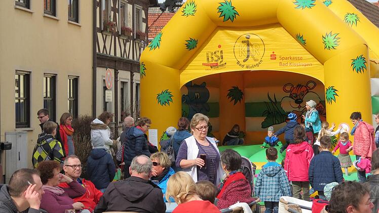 Beim Markt in Euerdorf war viel los. Auf dem Marktplatz stand  für die Kleinen eine Hüpfburg. Foto: Doris Bauer