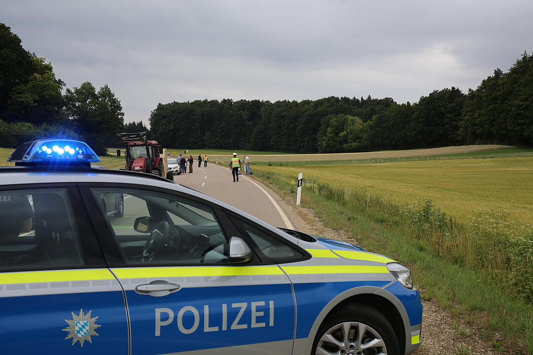 Auto prallt im Landkreis Forchheim mit zwei Radfahrern zusammen