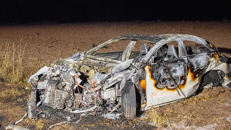 Das Auto, an dessen Steuer die 22-J&auml;hrige sa&szlig;, brannte v&ouml;llig aus: Ein Todesopfer hat in der Nacht zum Samstag ein schwerer Unfall auf der B14 bei Ansbach gefordert. Foto: News5/Schmelzer