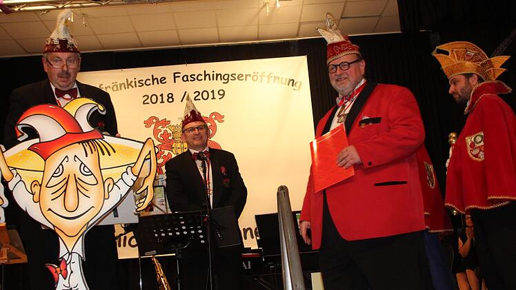 Pr&auml;sident Uli B&ouml;hm (rechts) erhielt vom Fastnachtsverband Franken eine Urkunde zum 55-j&auml;hrigen Bestehen der Kroniche Fousanaocht. Die Auszeichnung f&uuml;hrten Bezirkspr&auml;sident Norbert Greger (links) und Gernot Sch&ouml;pf vom Ordenskapitel durch.   Foto: Friedwald Schedel