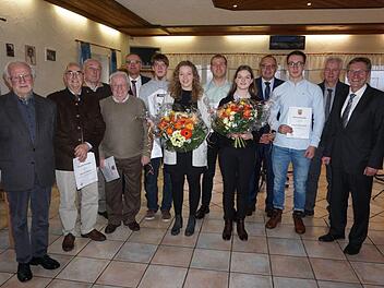 Der Markt Zeitlofs lud zum ersten Mal zu einem Neujahrsempfang mit Ehrungen. Unser Bild zeigt (von links): Bodo Sengstock, Werner Schaidt, Richard Limpert, Adam Reusch, stellvertretender Bürgermeister Roland Limpert, Christian Samer, Sophie Müller, Thorsten Müller, Laurine Kohlhepp, stellvertretender Landrat Jürgen Englert, Samuel Nelkenstock, stellvertretender Bürgermeister Martin Stoeck und Bürgermeister Wilhelm Friedrich. Marion Eckert