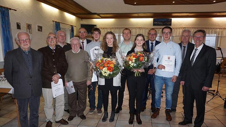 Der Markt Zeitlofs lud zum ersten Mal zu einem Neujahrsempfang mit Ehrungen. Unser Bild zeigt (von links): Bodo Sengstock, Werner Schaidt, Richard Limpert, Adam Reusch, stellvertretender Bürgermeister Roland Limpert, Christian Samer, Sophie Müller, Thorsten Müller, Laurine Kohlhepp, stellvertretender Landrat Jürgen Englert, Samuel Nelkenstock, stellvertretender Bürgermeister Martin Stoeck und Bürgermeister Wilhelm Friedrich. Marion Eckert