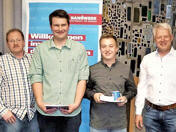 Die Auszeichnung der Prüfungsbesten Tim Skacel und Michael Strobel der Gesellenprüfung 2018/19. Von links: Geschäftsführer Reinhard Bauer, Alexander Meile, Obermeister Hans Schwender, stellvertretender Landrat Dieter Schaar, Ausbilder Roland Kuth, Michael Strobel, Tim Skacel, Udo Gebhardt, stellvertretender Obermeister Dieter Wiegel und Markus Dahinten vom Beruflichen Schulzentrum Kulmbach. Fotos: Werner Reißaus