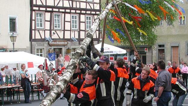 Teamgeist stand von Anfang an ganz vorn beim Stammtisch Kübelspritze. Das zeigte sich auch bei den Maifesten mit Baumaufstellung, hier im Jahr 2004. Archiv/Thomas Malz