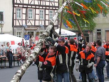 Teamgeist stand von Anfang an ganz vorn beim Stammtisch Kübelspritze. Das zeigte sich auch bei den Maifesten mit Baumaufstellung, hier im Jahr 2004. Archiv/Thomas Malz