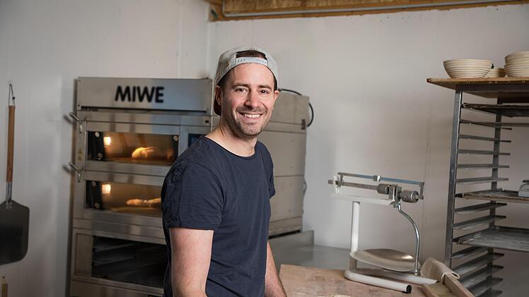Steffen Schneider vor dem Etagenbackofen in seiner Garage. Hier backt er einmal im Monat Brot für seine Nachbarschaft in Althausen.