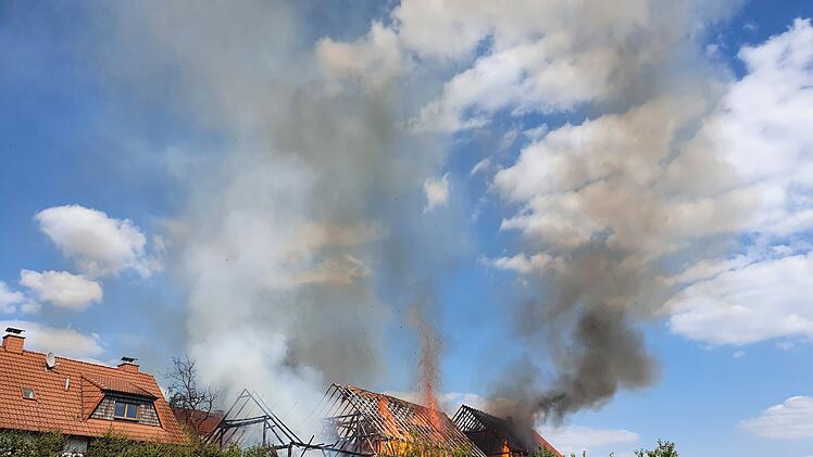 Geroda: Feuerwehr k&auml;mpft gegen Scheunenbrand