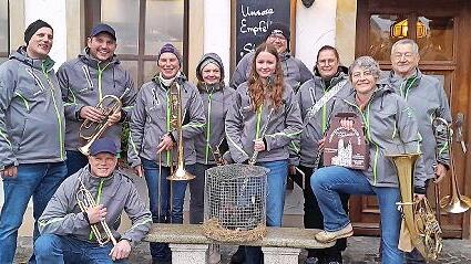 Nach dem Hahnenschlag stellten sich die Musiker vor dem Landgasthof Hummel zu einem Erinnerungsfoto auf. Kirchweihkönigin Lisa Kropp (5. von links stehend) konnte den Hahn aus heimischer Zucht aus der Hand der Vorsitzenden Dagmar Sommer (2. von re...