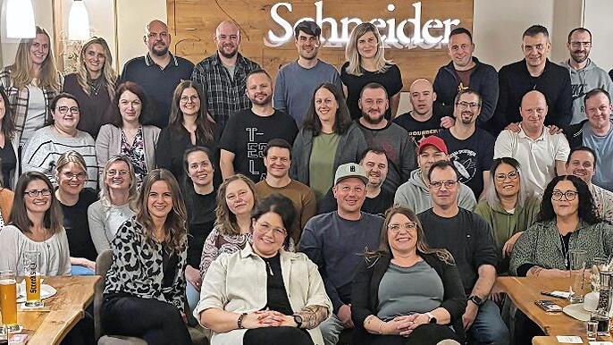 Das Bild zeigt die ehemalige 9a und 9b der Grundschule Burkardroth, die ihren Abschluss 1999/2000 gemacht haben.