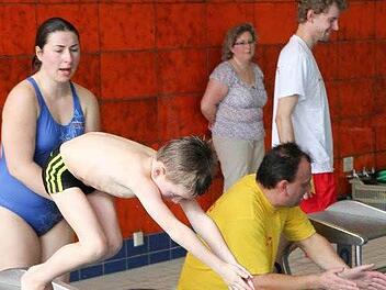 Beim Sonderlauf der männlichen Junioren, Jahrgang 2006 belegte Linus Dietz mit seinen sechs Jahren einer der Jüngsten beim DLRG-Ortsverband den ersten Platz. Unser Bild zeigt ihn beim Start. Foto: Wolfgang Dietz