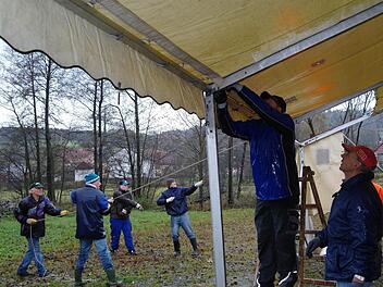 Jede Menge Helfer haben auch im November 2012 beim Aufbau des Zeltes für die Kirmes mit angepackt, übrig geblieben sind am Ende jedoch unterm Strich nur rund 1000 Euro. DJK-Vorsitzender Thomas Beck hat deshalb die Frage in den Raum gestellt, welche Veranstaltung sich die DJK noch leisten kann. Foto:Archiv