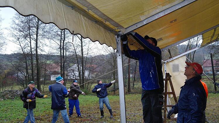 Jede Menge Helfer haben auch im November 2012 beim Aufbau des Zeltes für die Kirmes mit angepackt, übrig geblieben sind am Ende jedoch unterm Strich nur rund 1000 Euro. DJK-Vorsitzender Thomas Beck hat deshalb die Frage in den Raum gestellt, welche Veranstaltung sich die DJK noch leisten kann. Foto:Archiv