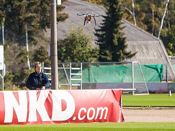 Pilot mit Drohne am Trainingsgelände des 1. FC Nürnberg. Die Drohne mit einer Kamera sorgte für grosses Aufsehen beim Training. Fotos: News5 / Grundmann