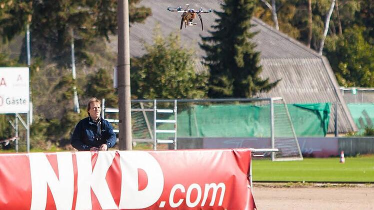 Pilot mit Drohne am Trainingsgelände des 1. FC Nürnberg. Die Drohne mit einer Kamera sorgte für grosses Aufsehen beim Training. Fotos: News5 / Grundmann