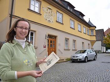 Adelheid Waschka steht vor der Bärengasse 4, wo früher eine Wirtschaft war. Fotos: Tobias Kindermann