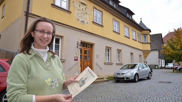 Adelheid Waschka steht vor der Bärengasse 4, wo früher eine Wirtschaft war. Fotos: Tobias Kindermann