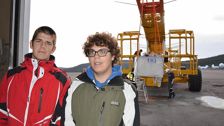Patrick Halboth (rechts) war im Esrange Space Center nahe von Kiruna (Schweden). Mit dabei war auch Florian Corell aus Gaukönigshofen. Er erhielt den Schwedenaufenthalt für seine Leistungen bei Jugend Forschtim Bereich der Physik. Foto: privat