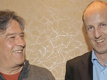 Übergabe: Fast zehn Jahre führte Wolfgang Schneider (links) die Juniorenfördergemeinschaft (JFG) Oberes Werntal. Sein Amt gab er jetzt an Thomas Sturm weiter. Foto: Stefan Geiger