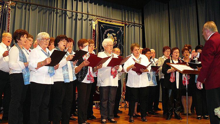 "Sing mit uns ein Lied!" Die Chorgemeinschaft Presseck-Wartenfels und der Gesangverein 1891 Rugendorf mit Ottmar Föhr.