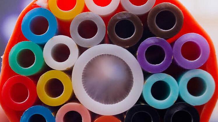 Bunt und rasant: Bald soll ganz Deutschland mit Breitband - sprich schnellem Internet - versorgt sein. Foto: Jens Büttner, dpa