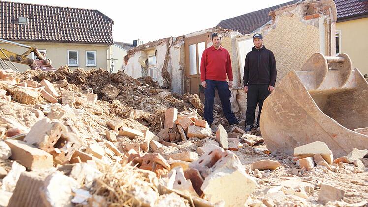 Stefan und Matthias Ruppert auf den Abbruchtrümmern Foto: Arkadius Guzy