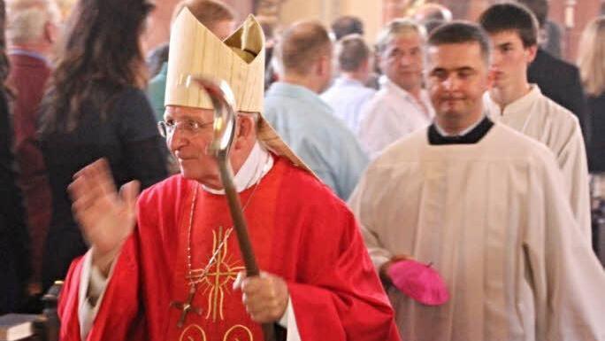 Der Weihnbischof zieht in die Kirche ein. Foto: Helmut Will