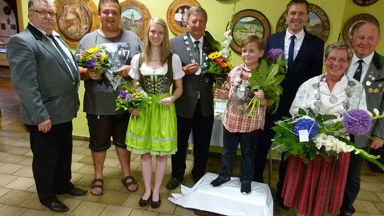 Die Königsproklamation (von links): Herbert Krug, Lukas Schedel, Celine Stichert, Wolfgang Krug, Jugendkönig Felix Schedel, Marco Steiner, Schützenkönigin Christina Schäftlein, Werner Krug.Foto: Lothar Weidner