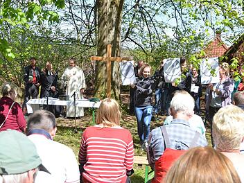 Über 100 Motorradfahrer kamen zum MoGo nach Weißenbrunn, um sich Gottes Segen und Schutz für die neue Saison zu erbitten. Foto: Rainer Lutz