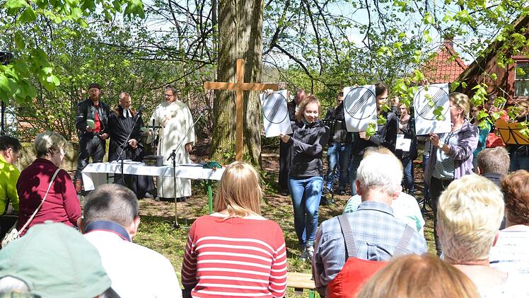 Über 100 Motorradfahrer kamen zum MoGo nach Weißenbrunn, um sich Gottes Segen und Schutz für die neue Saison zu erbitten. Foto: Rainer Lutz