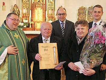 Pfarrer Michael Gehret, Heinrich und Elisabeth Stirnweiß, dahinter Peter Kramp und Daniel Stein (v. l.) Foto: Franz Galster