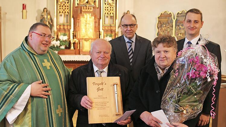 Pfarrer Michael Gehret, Heinrich und Elisabeth Stirnweiß, dahinter Peter Kramp und Daniel Stein (v. l.) Foto: Franz Galster