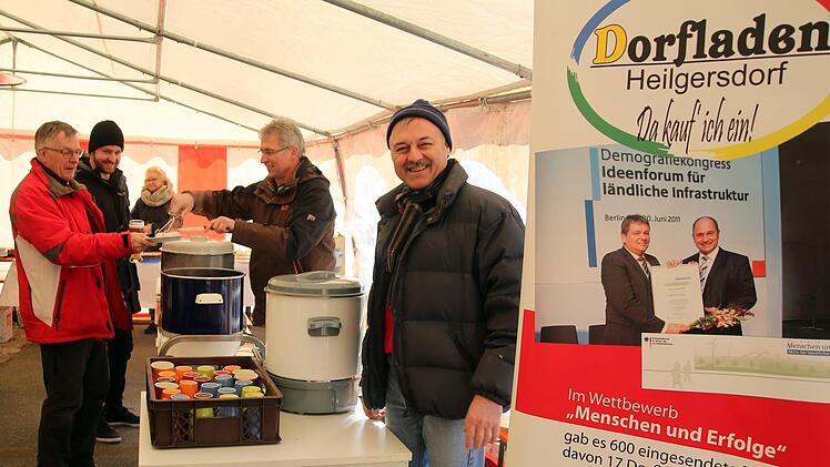 Mit einem Weißwurstfrühstück im Zelt begann am Samstag die Feier zum 10. Jubiläum des Dorfladens Heilgersdorf. Dabei erinnerten die Geschäftsführer, hier Bertram Rippl (rechts), auch an die Erfolge des Vorzeigeprojekts. Foto: Bettina Knauth