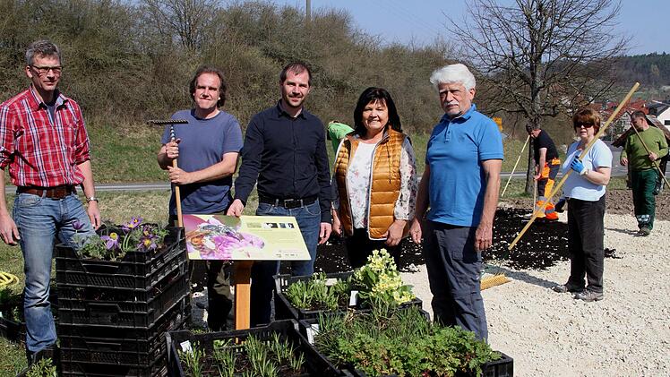 : Das Organisationsteam mit Bernhard Reiser, Christian Sandner, Kreisfachberater Johannes Bayer, Bürgermeisterin Gertrud Bühl sowie Dr. Klaus Mandery (von links) beim Sortieren der Pflanzen.
