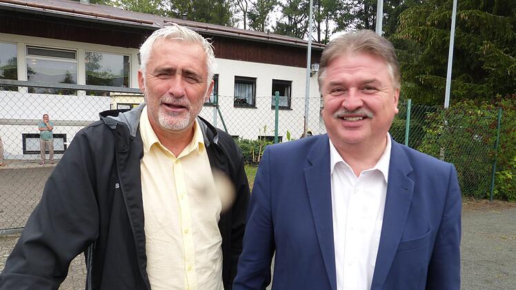 Kulmbachs Landrat Klaus Peter Söllner und sein Cousin, Ex-Profi Jörg Dittwar (links), waren Zaungäste beim Testspiel in Stadtsteinach. Foto: Werner Reißaus