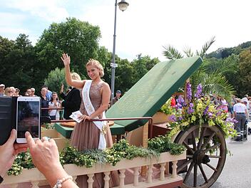 Die rund 20 000 Besucher des Rakoczy-Festzugs am Sonntag machten nicht nur selbst viele Bilder, hier von Rosenkönigin Franziska Koch, auch online wurden die Berichte und Bilder oft geklickt. Foto: Ralf Ruppert