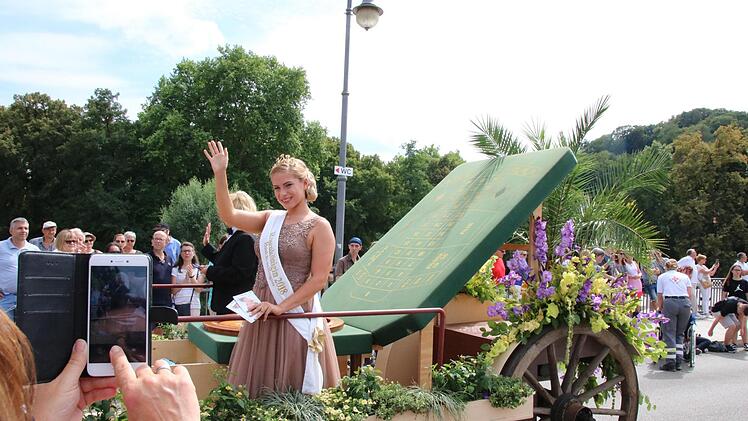 Die rund 20 000 Besucher des Rakoczy-Festzugs am Sonntag machten nicht nur selbst viele Bilder, hier von Rosenkönigin Franziska Koch, auch online wurden die Berichte und Bilder oft geklickt. Foto: Ralf Ruppert