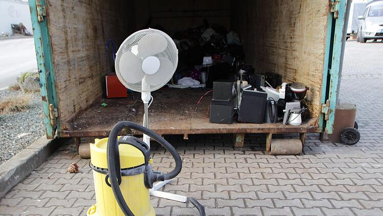 Im Container für Kleingeräte (im Hintergrund) haben der Ventilator und der Hochdruckreiniger nichts verloren.  Foto: A. Dorsch
