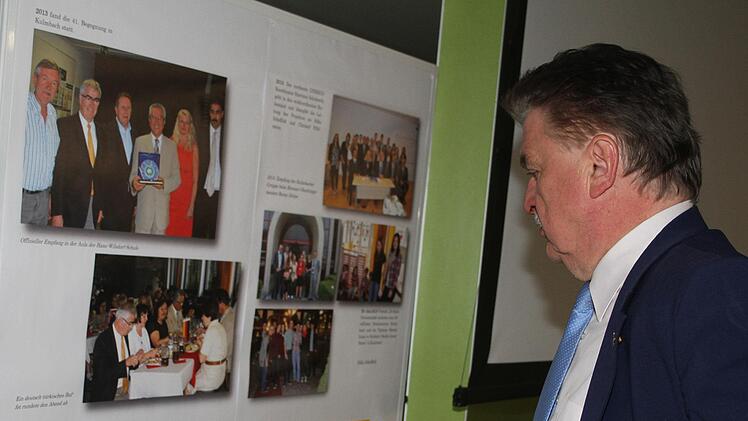 Landrat Klaus Peter S&ouml;llner schaute sich die Ausstellung &uuml;ber 24 Jahre Partnerschaft zwischen den beiden UNESCO-Projektschulen in Kulmbach und Bursa an.Sonny Adam