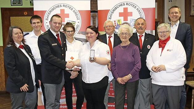Ehrungen bei der BRK-Bereitschaft Froschgrund. Claus Weigand ( 3. v. l.) konnte an Larissa Schüppler (5. v. l.) das Verdienstabzeichen in Bronze des Bayerischen Roten Kreuz überreichen. Für 65 Jahre aktiven Dienst wurde Hildegard Rauscher (6. v. l.s ) und Udo Hoppe (7. v. l.) und Elli Hoppe (8. v. l.) für 50-jährige Mitgliedschaft geehrt.  Foto: Michael Stelzner