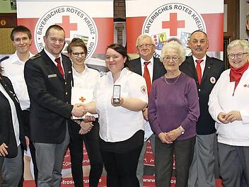 Ehrungen bei der BRK-Bereitschaft Froschgrund. Claus Weigand ( 3. v. l.) konnte an Larissa Schüppler (5. v. l.) das Verdienstabzeichen in Bronze des Bayerischen Roten Kreuz überreichen. Für 65 Jahre aktiven Dienst wurde Hildegard Rauscher (6. v. l.s ) und Udo Hoppe (7. v. l.) und Elli Hoppe (8. v. l.) für 50-jährige Mitgliedschaft geehrt.  Foto: Michael Stelzner